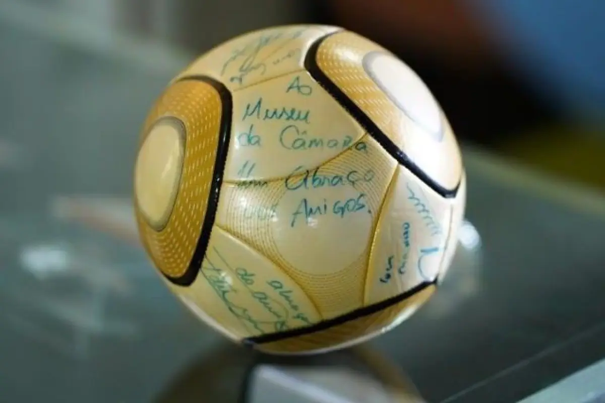 Balón autografiado por Neymar para la Cámara de Diputados de Brasil - Cámara de Diputados de Brasil