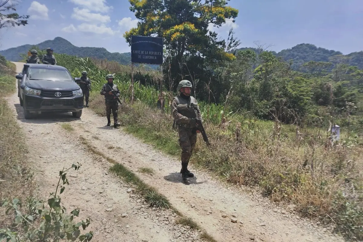 Personal del Ejército permanece en un área fronteriza durante operativos de rutina., Ejército de Guatemala