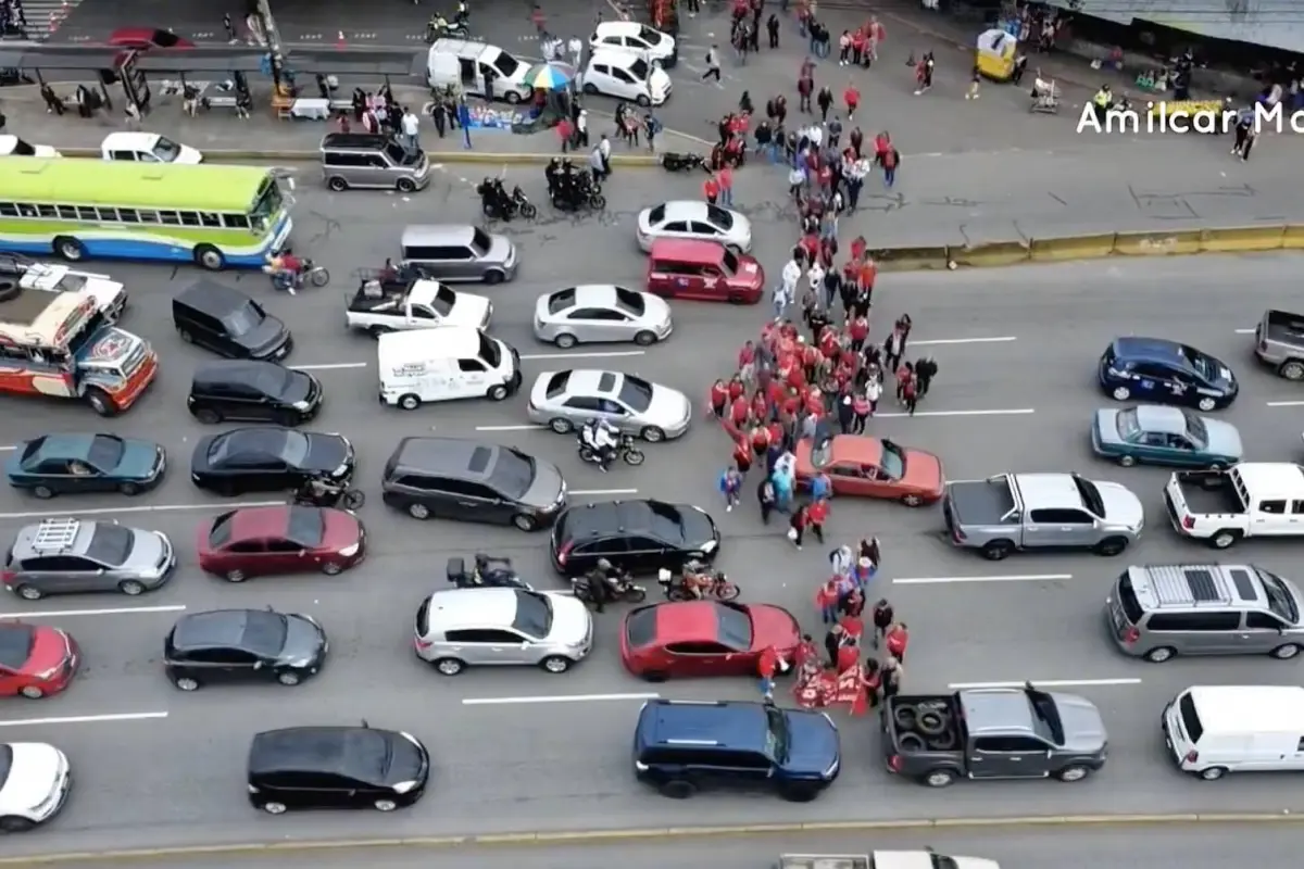 Los salubristas se retiraron de la calzada Roosevelt y se trasladaron frente a la sede del MSPAS., PMT capitalina/Montejo