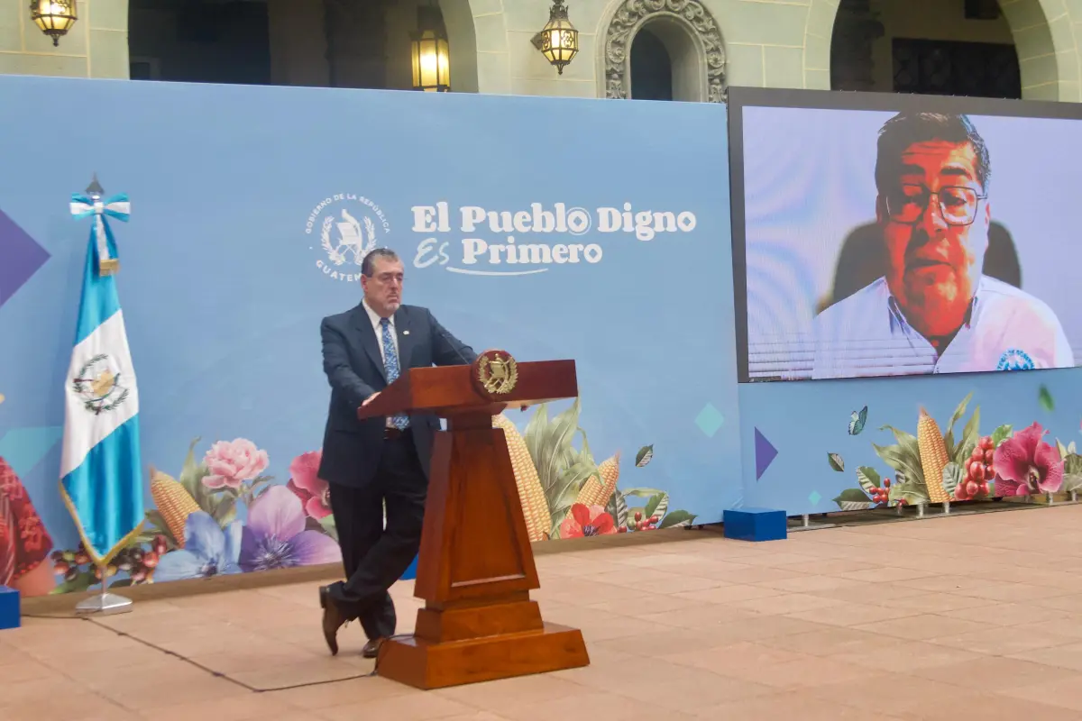 El presidente Bernardo Arévalo y el ministro de Gobernación, Francisco Jiménez, durante la conferencia de "La Ronda", en el Palacio Nacional., Omar Solís/Emisoras Unidas