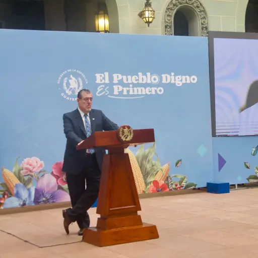 El presidente Bernardo Arévalo y el ministro de Gobernación, Francisco Jiménez, durante la conferencia de 