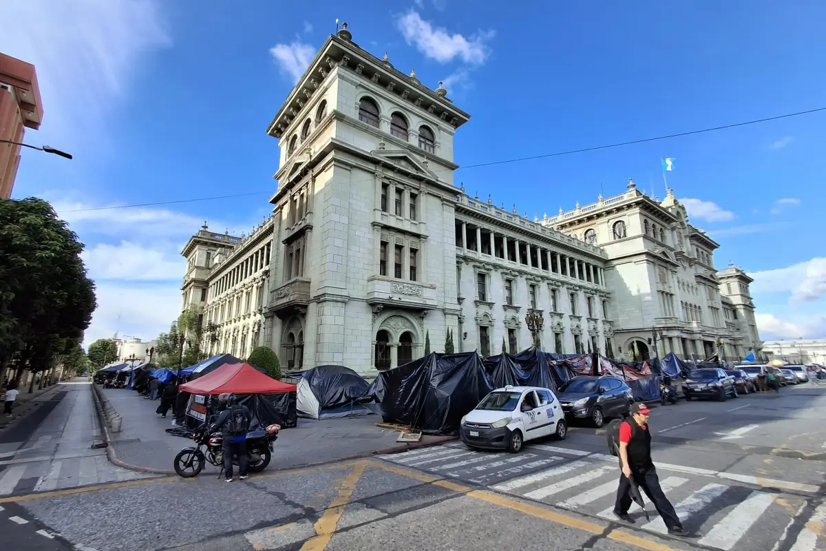 El campamento de maestros en las cercanías del Palacio Nacional tiene más de un mes., Foto Alex Meoño