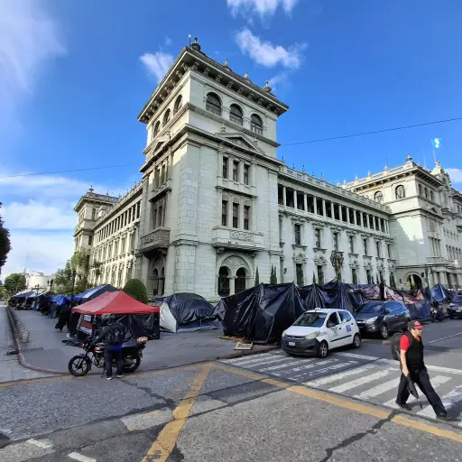 El campamento de maestros en las cercanías del Palacio Nacional tiene más de un mes. ,Foto Alex Meoño