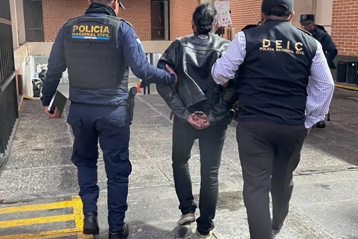 El presunto secuestrador detenido por las fuerzas de seguridad., PNC