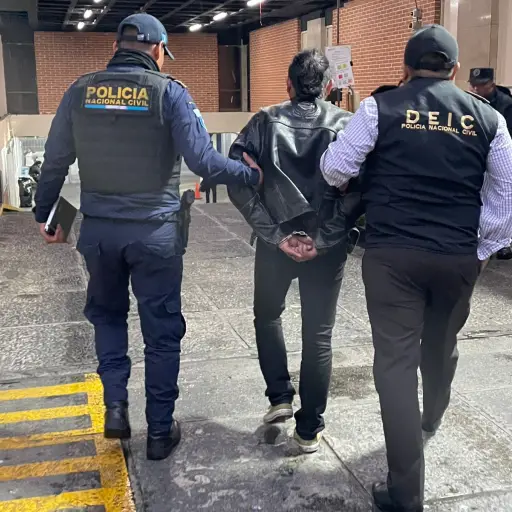 El presunto secuestrador detenido por las fuerzas de seguridad. ,PNC