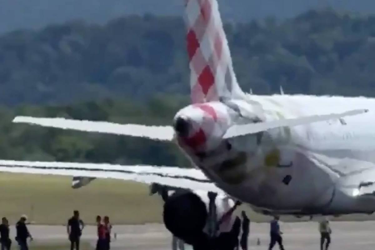hombre succionado por turbina de avion