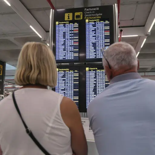 Pasajeros en un aeropuerto, en una fotografía de archivo , EFE/ Miquel A