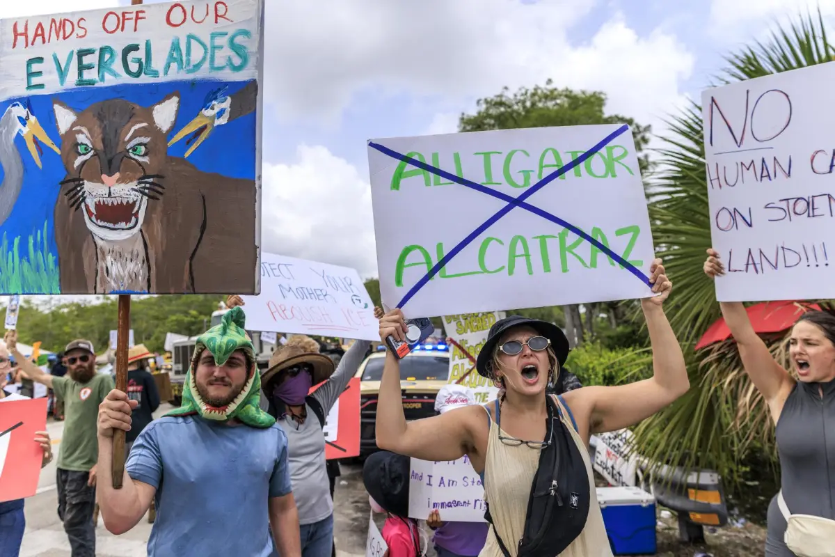 Fotografía de archivo en donde activistas asisten a la protesta 'Detener Alligator Alcatraz' frente a la entrada del Aeropuerto de Entrenamiento y Transición de Dade-Collier en Ochopee, Florida, EE, UU
