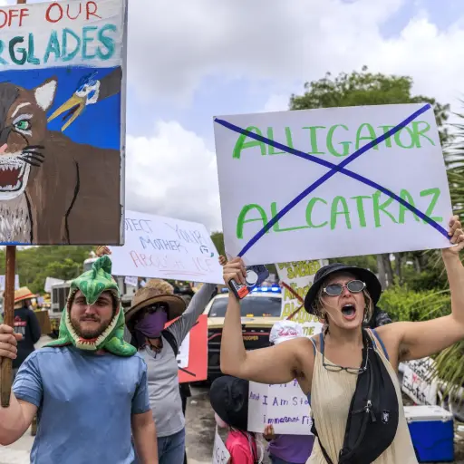 Fotografía de archivo en donde activistas asisten a la protesta 'Detener Alligator Alcatraz' frente a la entrada del Aeropuerto de Entrenamiento y Transición de Dade-Collier en Ochopee, Florida, EE ,UU
