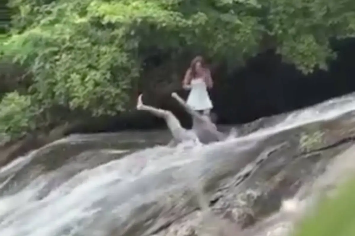 Brutal caída empaña propuesta de matrimonio., Captura de pantalla video X.