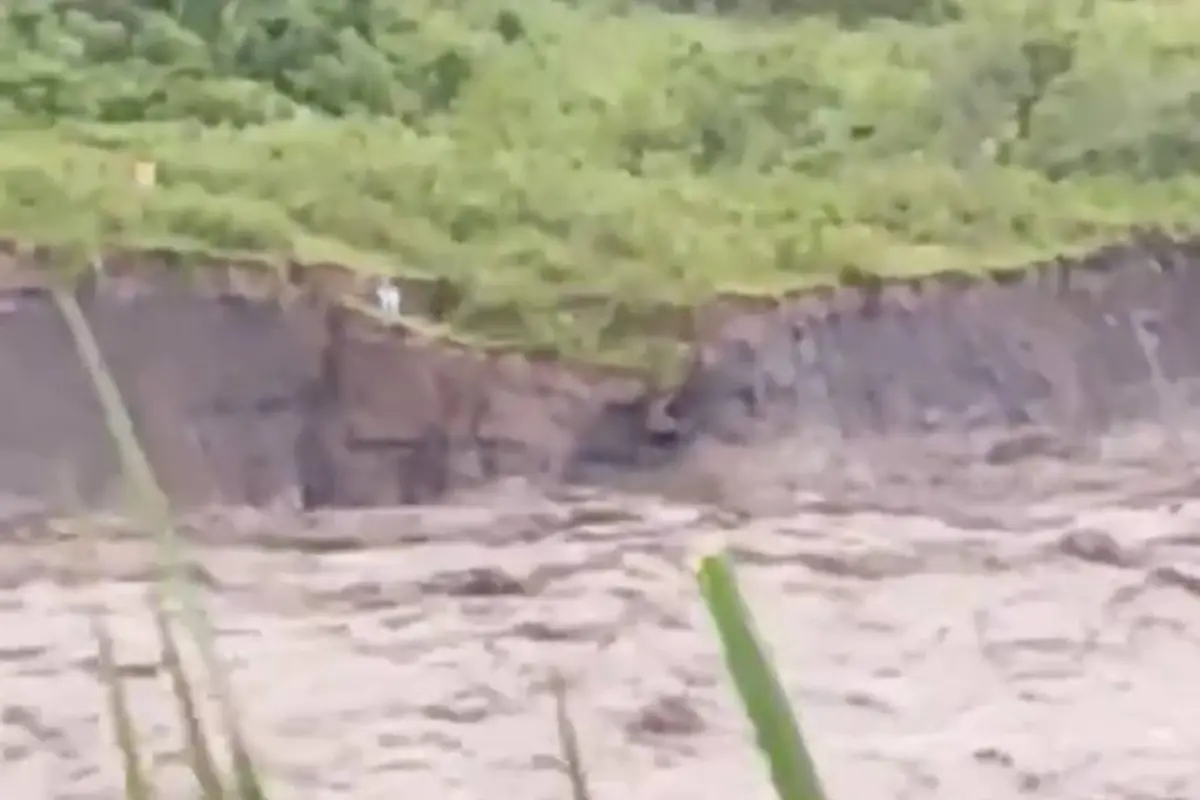 Grababa el río cuando el suelo colapsó., Captura de pantalla video X.