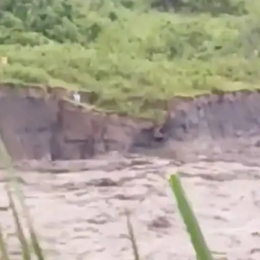 Grababa el río cuando el suelo colapsó. ,Captura de pantalla video X.