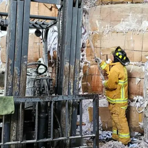 Los socorristas apoyaron en la remoción de escombros. ,Bomberos Voluntarios
