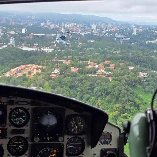 Personal militar realiza un sobrevuelo. ,Archivo: Ejército