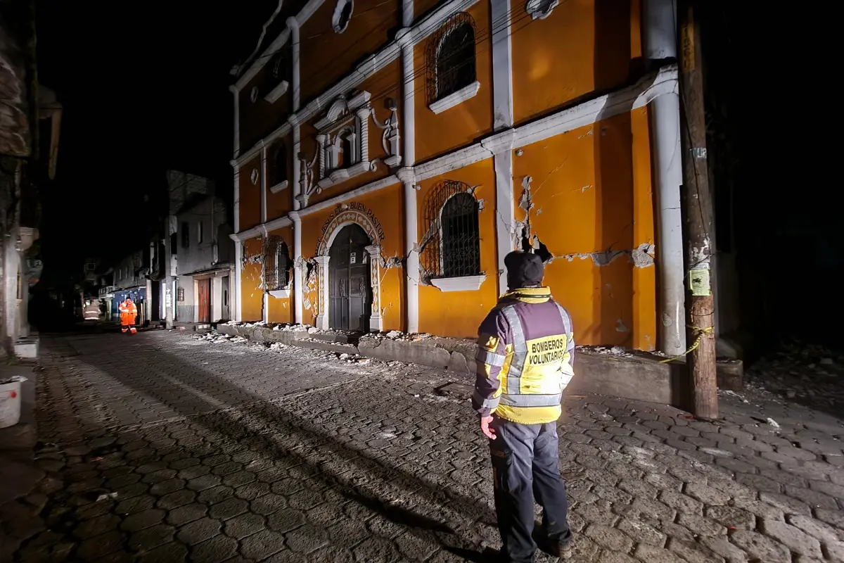 Parte de los inmuebles que resultaron con daños tras los sismos del 8 de julio en Guatemala., Bomberos Voluntarios