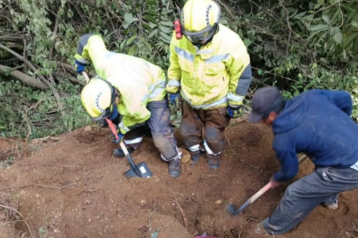 Durante horas se mantuvo la búsqueda de la mujer desaparecida por incidentes relacionados con los fuertes sismos en Guatemala., Bomberos Municipales Departamentales