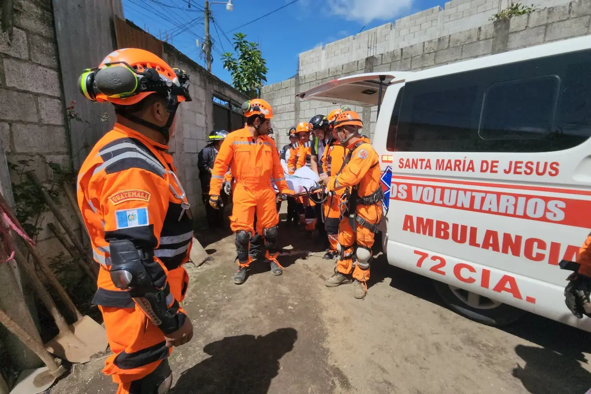 Momento en el que el cuerpo del menor fallecido por los sismos es retirado del área donde fue hallado en Santa María de Jesús., Bomberos Voluntarios