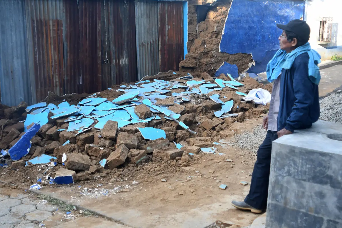 Una persona observa los escombros ocasionados tras los fuertes temblores en Palín, Escuintla. , EFE