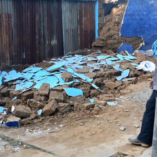 Una persona observa los escombros ocasionados tras los fuertes temblores en Palín, Escuintla.  ,EFE