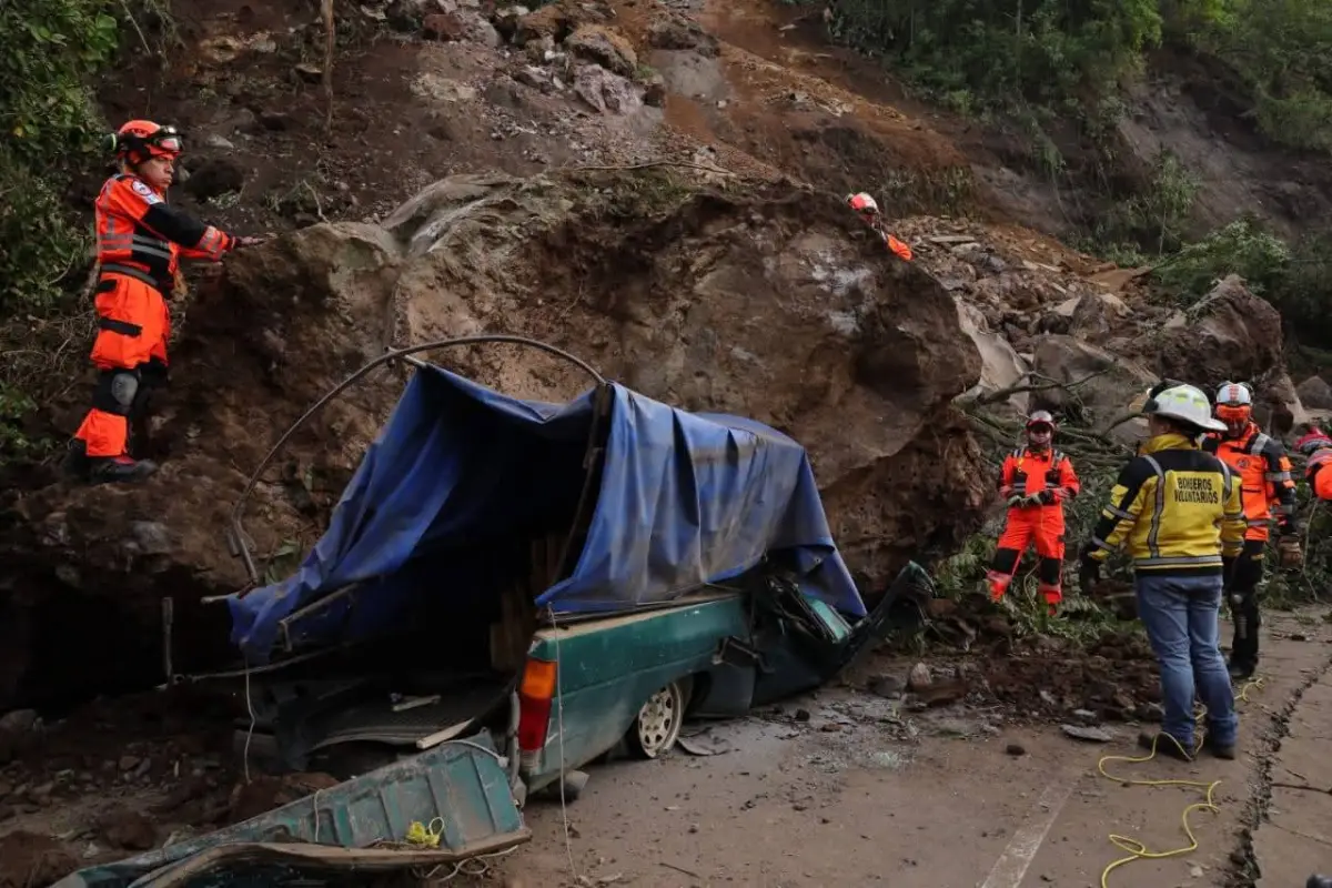 Las víctimas viajaban en un vehículo cuando ocurrió un derrumbe debido a los sismos., Conred