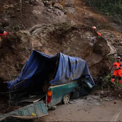 Las víctimas viajaban en un vehículo cuando ocurrió un derrumbe debido a los sismos. ,Conred