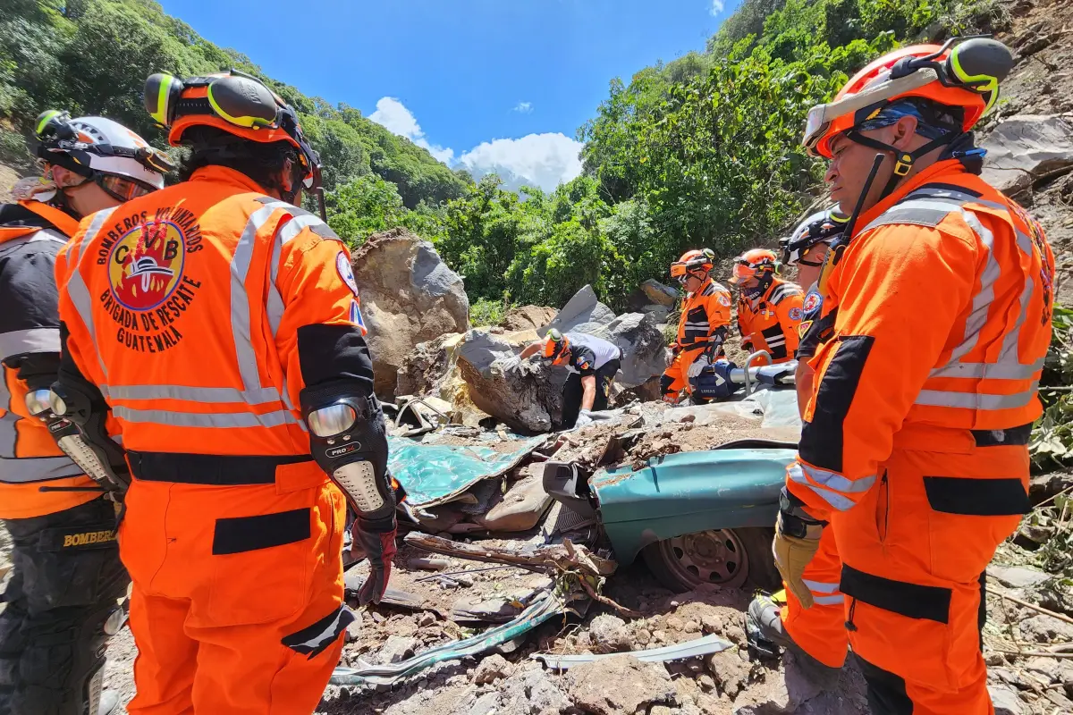 Las víctimas viajaban en un vehículo cuando ocurrió un derrumbe debido a los sismos., Bomberos Voluntarios