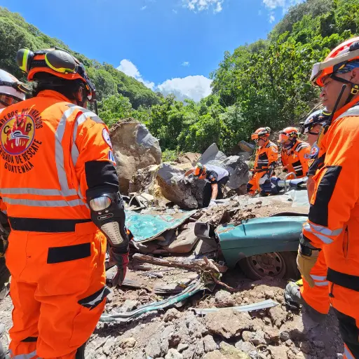 Las víctimas viajaban en un vehículo cuando ocurrió un derrumbe debido a los sismos. ,Bomberos Voluntarios
