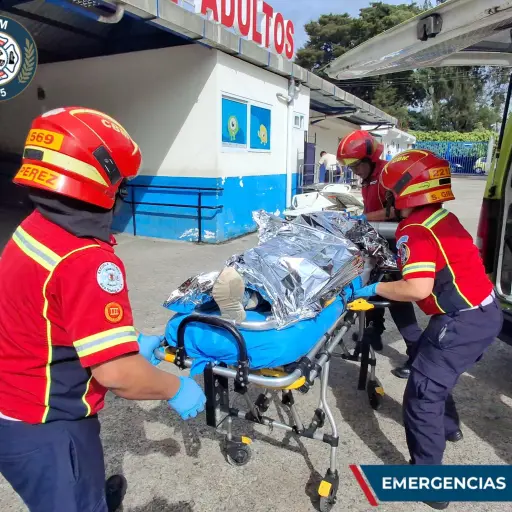 Momento en el que uno de los heridos en el incidente armado ocurrido en el Búcaro, Villa Nueva, es ingresado al hospital. ,Bomberos Municipales