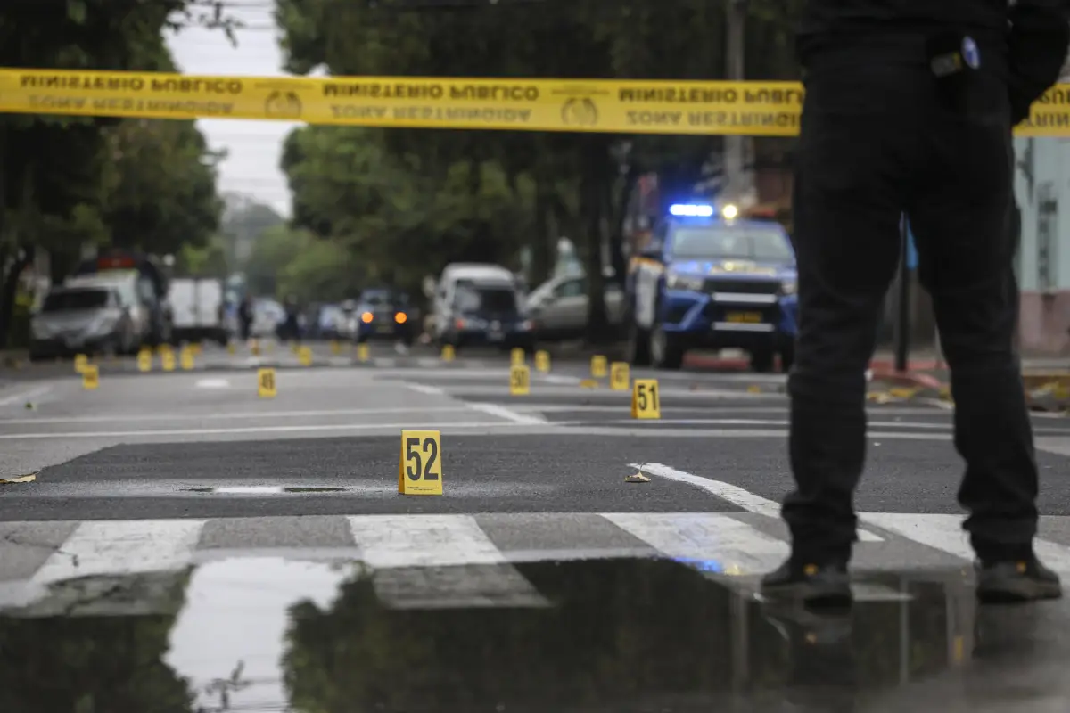 Un agente de la Policía Nacional Civil custodia la zona donde se registró un ataque armado en Ciudad de Guatemala., EFE