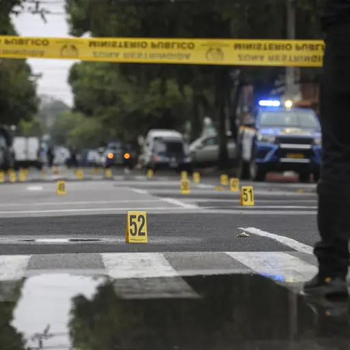 Un agente de la Policía Nacional Civil custodia la zona donde se registró un ataque armado en Ciudad de Guatemala. ,EFE