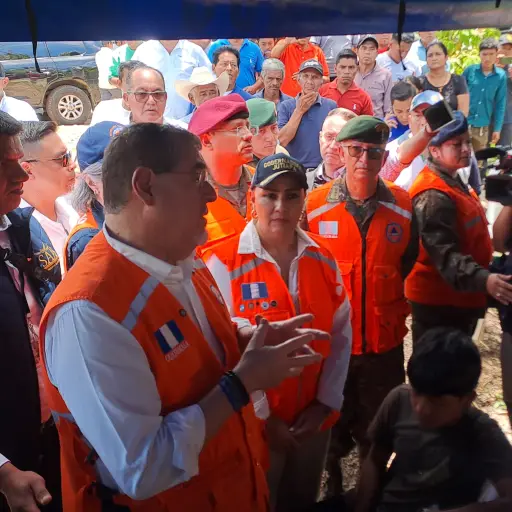El presidente Bernardo Arévalo, junto con otras autoridades, en el área afectada por sismos en Jutiapa. ,Omar Solís/Emisoras Unidas