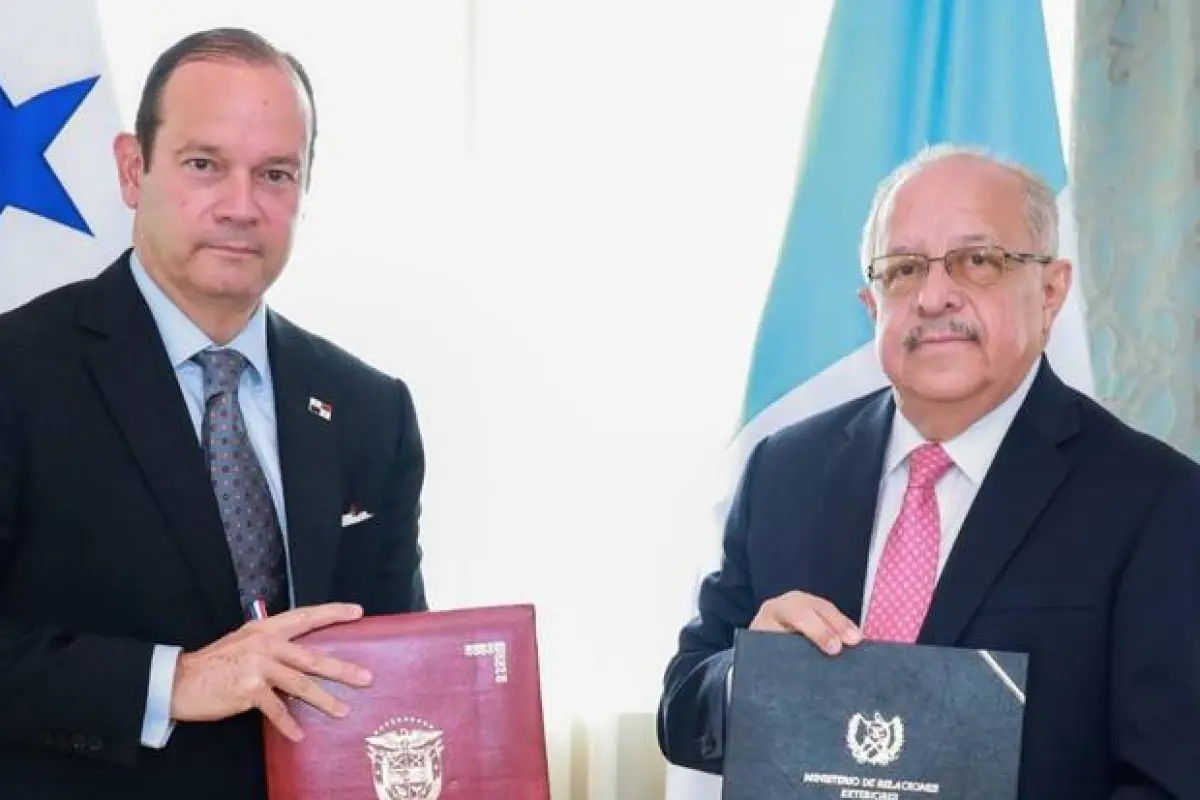 El Memorando de Entendimiento que formaliza el Grupo de Alto Nivel de Seguridad fue suscrito por los ministros de Exteriores de Guatemala, Carlos Martínez, y panameño, Javier Martínez-Acha., Cancillería de Panamá