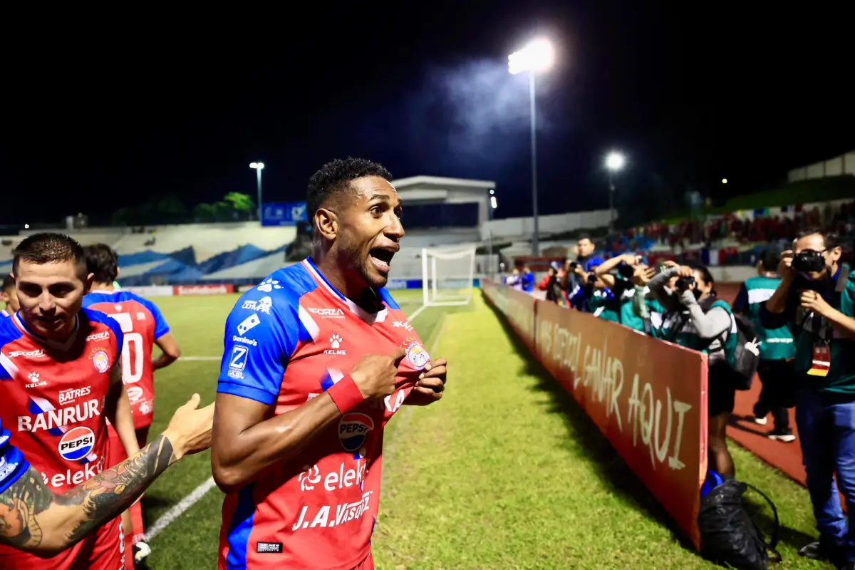 Celebración de Romario Da Silva ante el Hércules de El Salvador - INDES