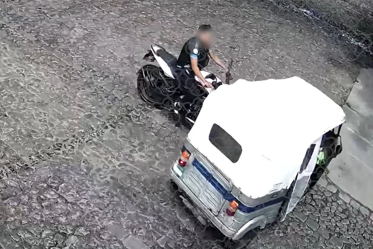 Accidente entre moto y tuc tuc en Antigua Guatemala., Captura de pantalla video Facebook.