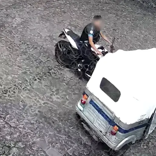 Accidente entre moto y tuc tuc en Antigua Guatemala. ,Captura de pantalla video Facebook.