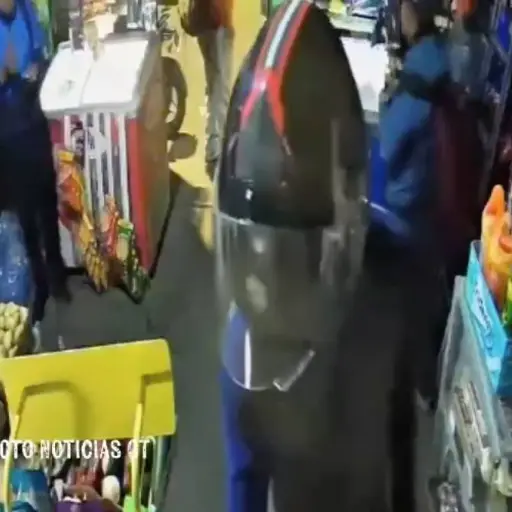 Supuesto extorsionista en Antigua. ,Captura de pantalla video X.