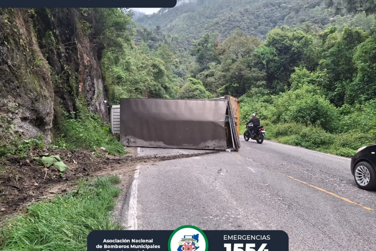 El camión volcó en la ruta entre Los Encuentros, Sololá, y Chichicastenango, Quiché., Bomberos Municipales Departamentales