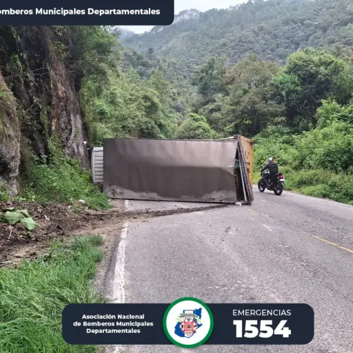 El camión volcó en la ruta entre Los Encuentros, Sololá, y Chichicastenango, Quiché. ,Bomberos Municipales Departamentales