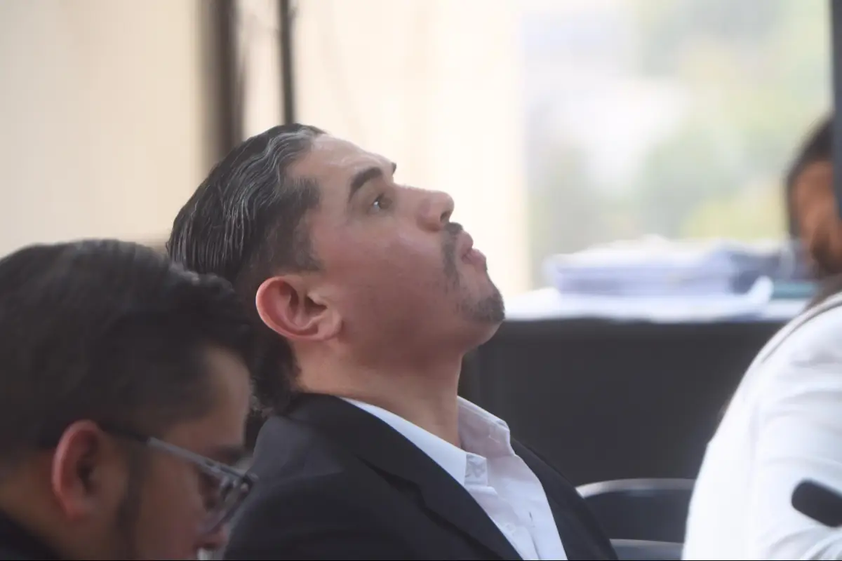 El exviceministro de Gobernación, Carlos García Rubio, tras escuchar la resolución en una audiencia en la que se rechazó el cambio de delito en su contra, en agosto de 2025., Omar Solís/Emisoras Unidas