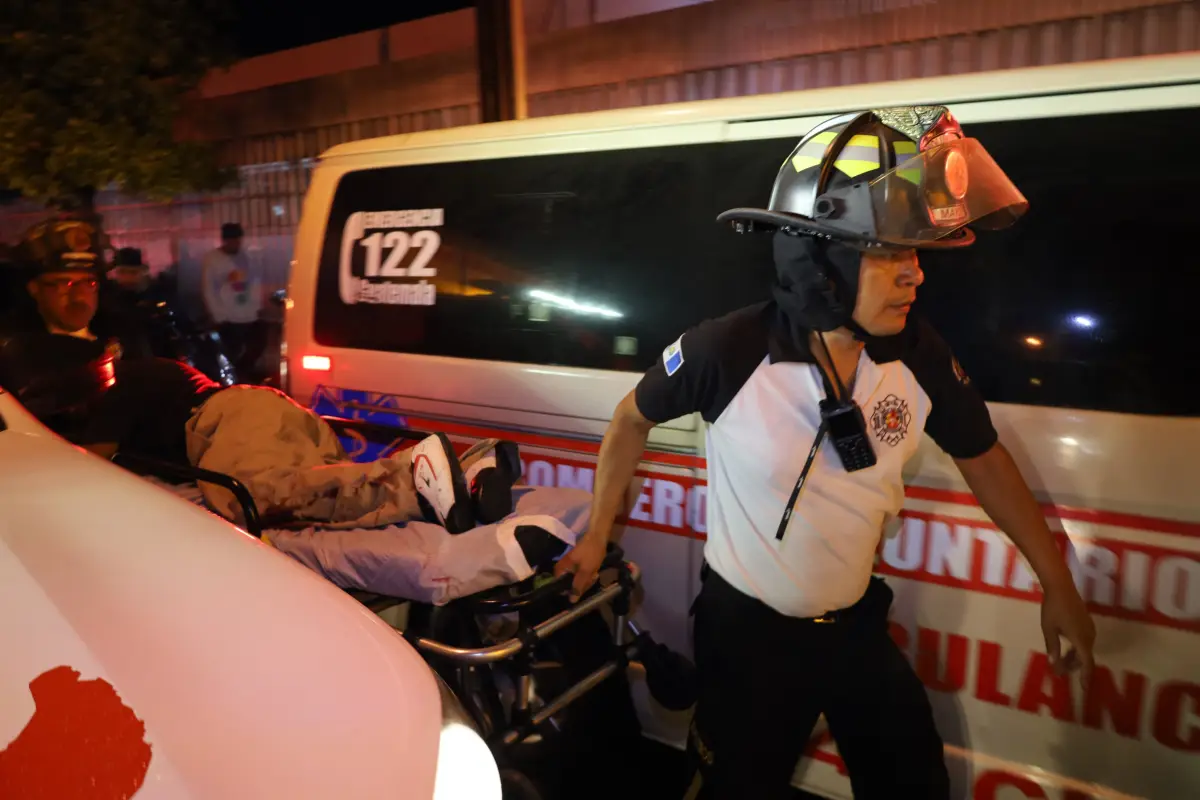 Momento en el que los heridos por el ataque en una funeraria son ingresados al hospital., Bomberos Voluntarios