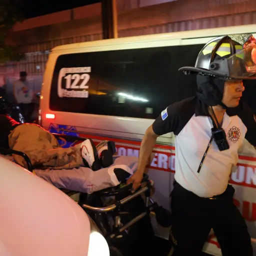 Momento en el que los heridos por el ataque en una funeraria son ingresados al hospital. ,Bomberos Voluntarios