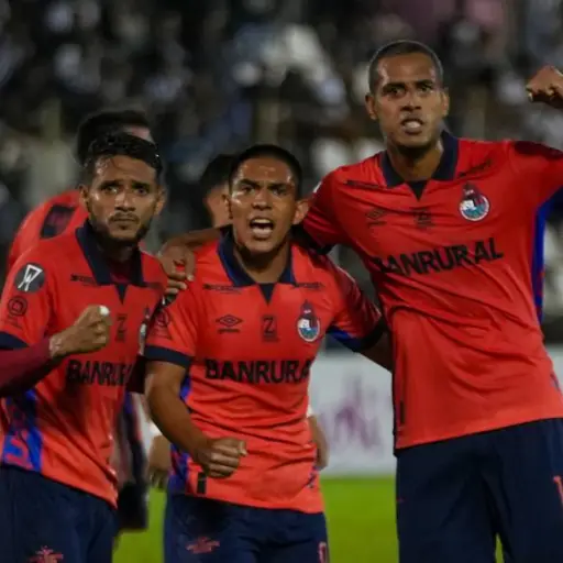 Eddie Hernández marcó un penalti para un empate de visitante 