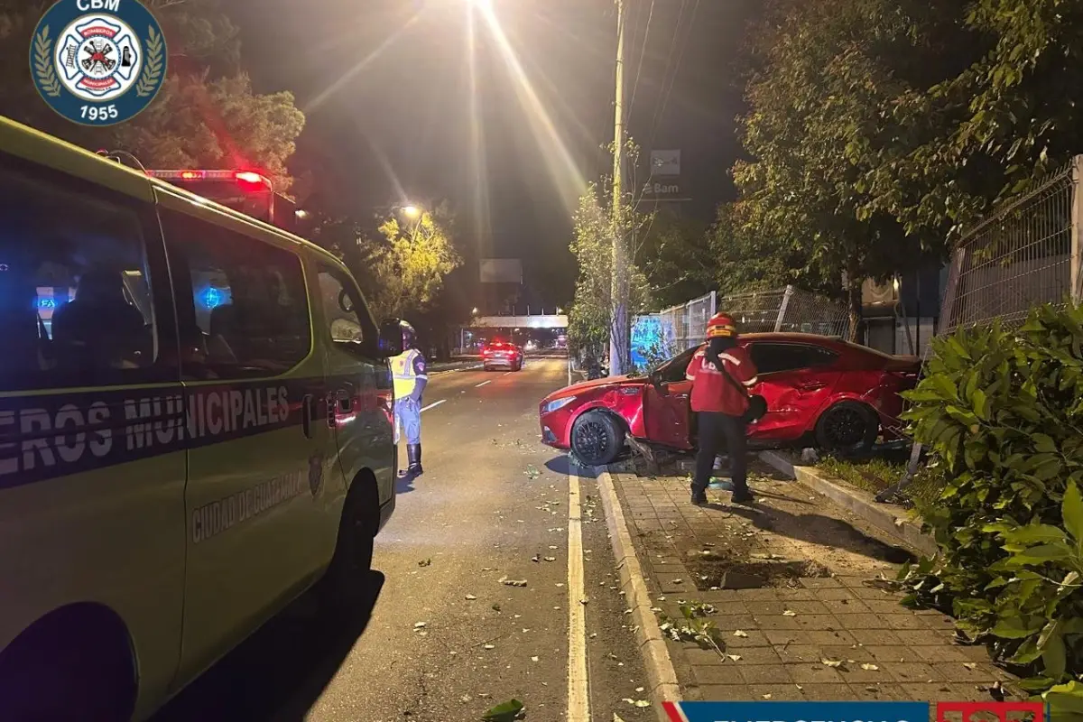 El accidente de la Calzada Aguilar Batres y 22 calle dejó destrozos en la vía pública., Bomberos Municipales. 
