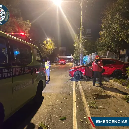 El accidente de la Calzada Aguilar Batres y 22 calle dejó destrozos en la vía pública. ,Bomberos Municipales. 