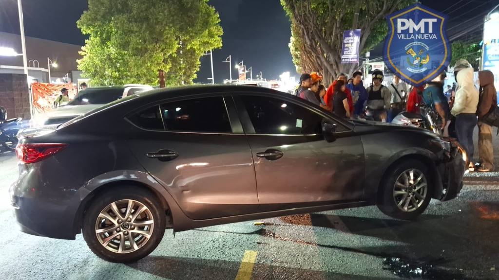 Colisión entre motocicleta y carro partícular en la ruta al Pacífico. | PMT de Villa Nueva.