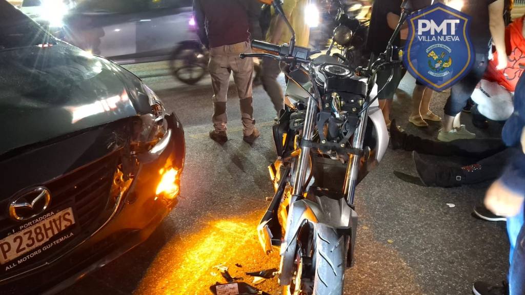 Colisión entre motocicleta y carro partícular en la ruta al Pacífico. | PMT de Villa Nueva.