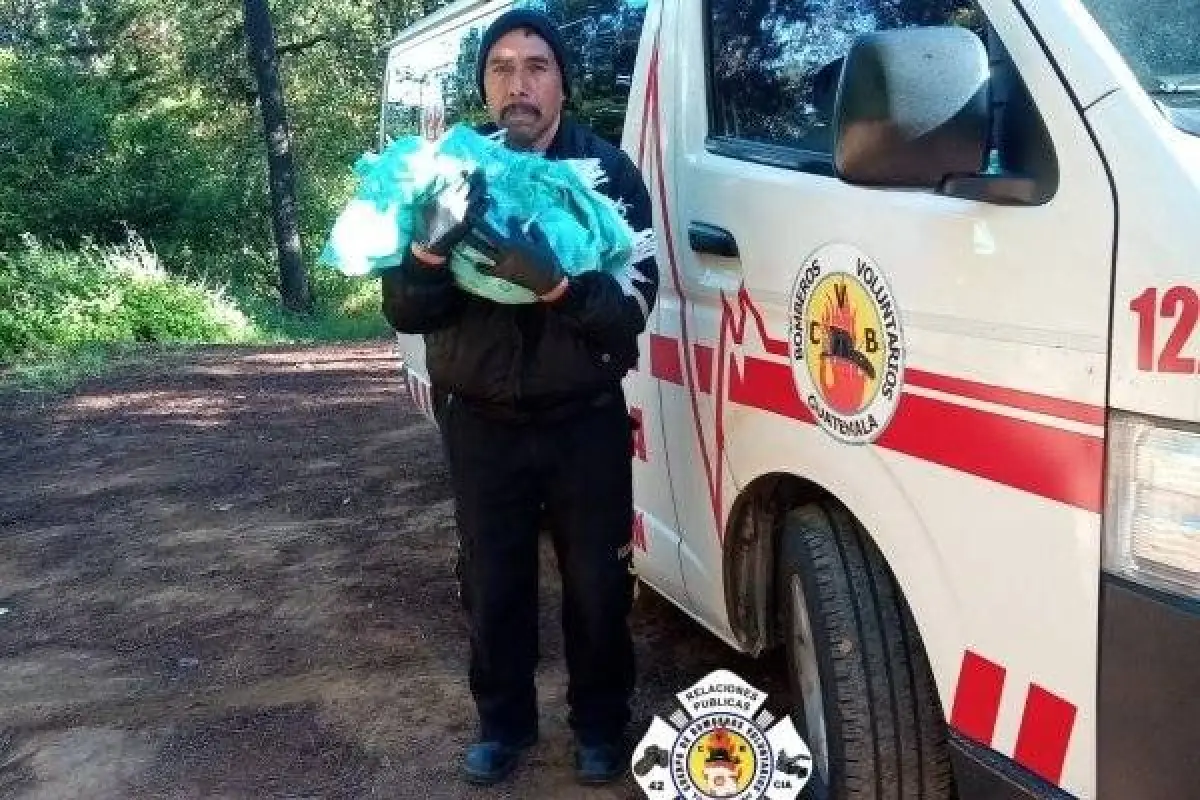 Los cuerpos de rescate llevaron al pequeño abandonado hacia un hospital local., Bomberos Voluntarios.