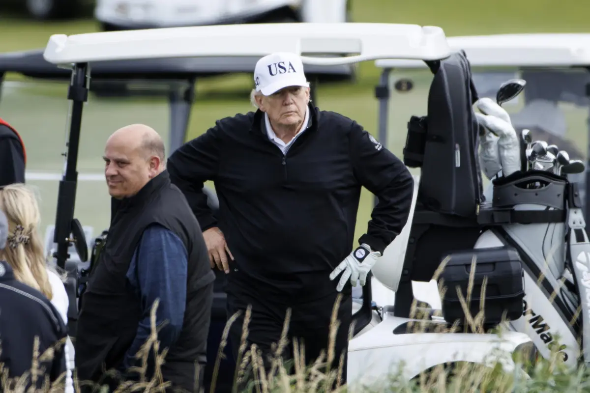El presidente de Estados Unidos, Donald Trump, juega al golf durante su visita privada a la localidad escocesa de Turnberry,  EFE/EPA/Tolga Akmen
