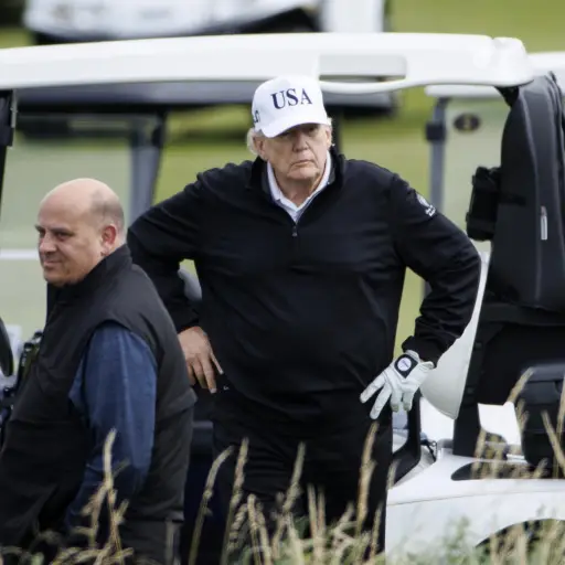 El presidente de Estados Unidos, Donald Trump, juega al golf durante su visita privada a la localidad escocesa de Turnberry , EFE/EPA/Tolga Akmen
