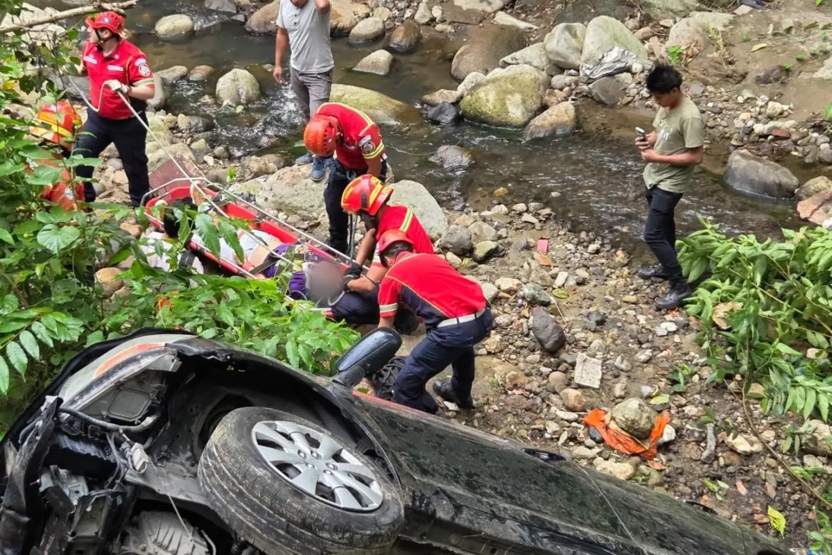 La mujer fue extraída del carro y luego llevada a la parte superior del puente. , Bomberos Municipales.
